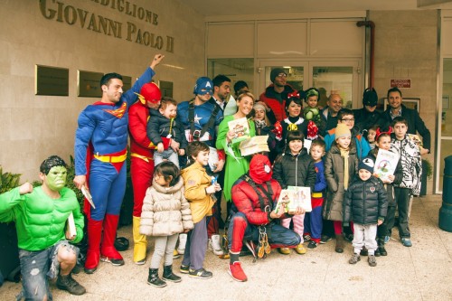 SUPEREROI ACROBATICI OSPEDALE PEDIATRICO INIZIATIVA BAMBINI 
